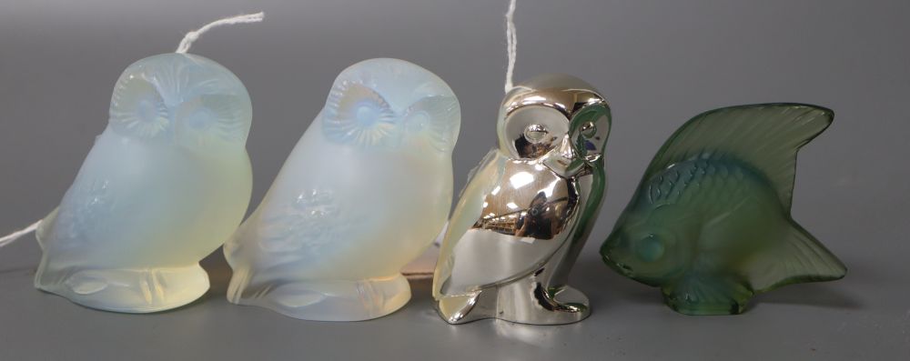 Two Lalique opalescent glass owls, H 5.5cm, a Lalique green glass fish and a Christofle small plated owl (4)